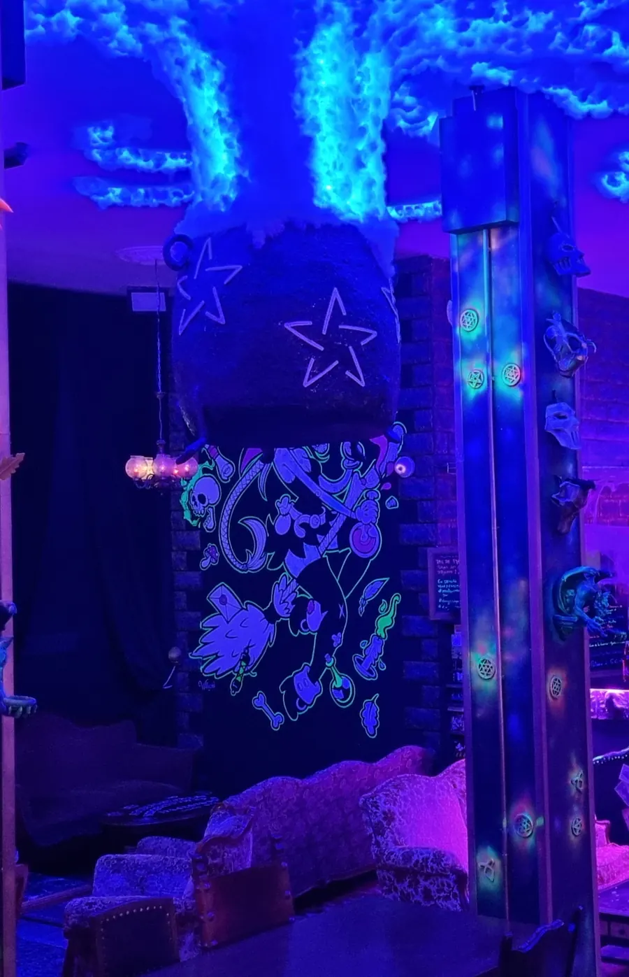 Le chaudron suspendu et sa fumée sous lumière noire