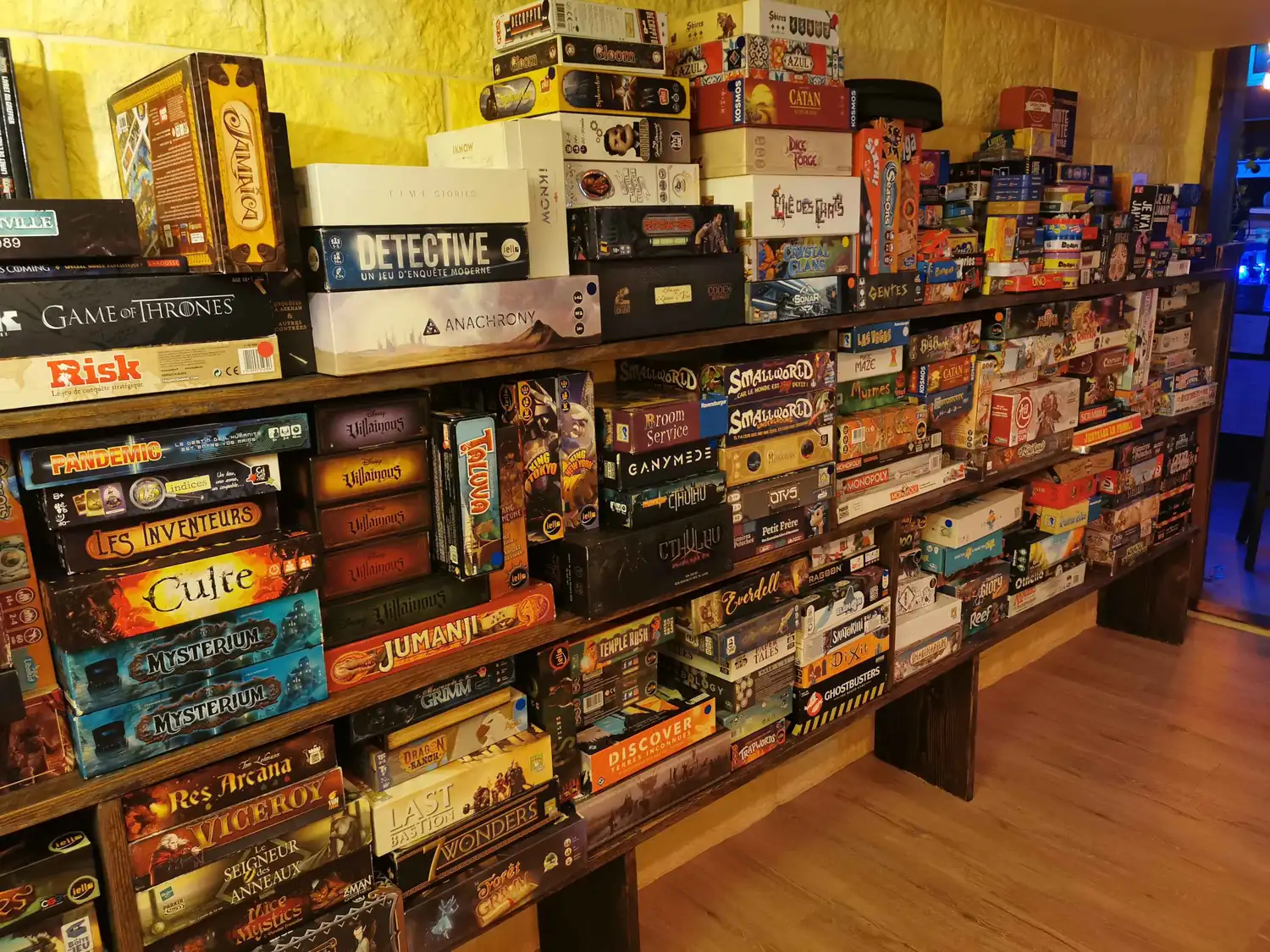 Les étagères de jeux de société de L'Épisode 0